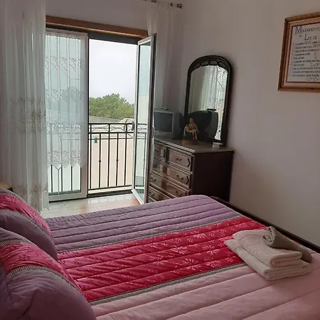 Maria Ines House נאזרה